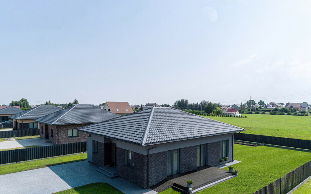 Koks turi būti minimalus stogo nuolydžio kampas, kad būtų galima dengti plienine čerpine danga?