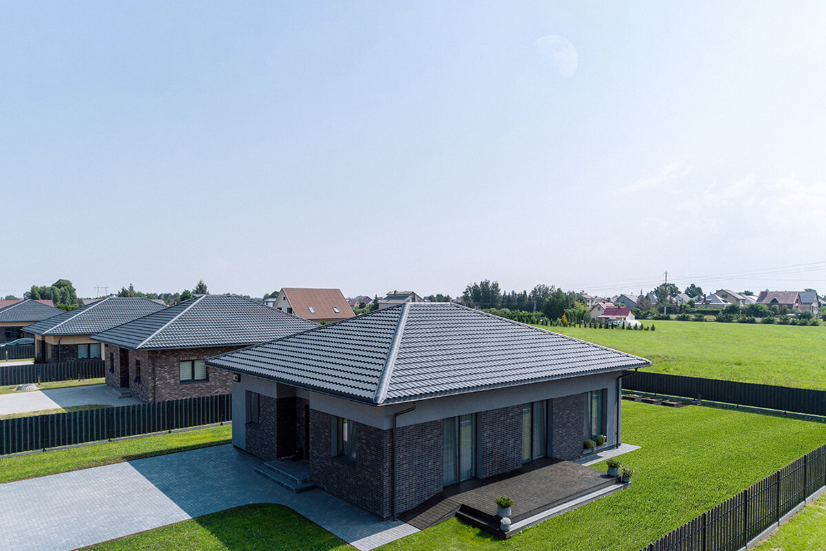 Koks turi būti stogo nuolydžio kampas plieninei čerpinei dangai?